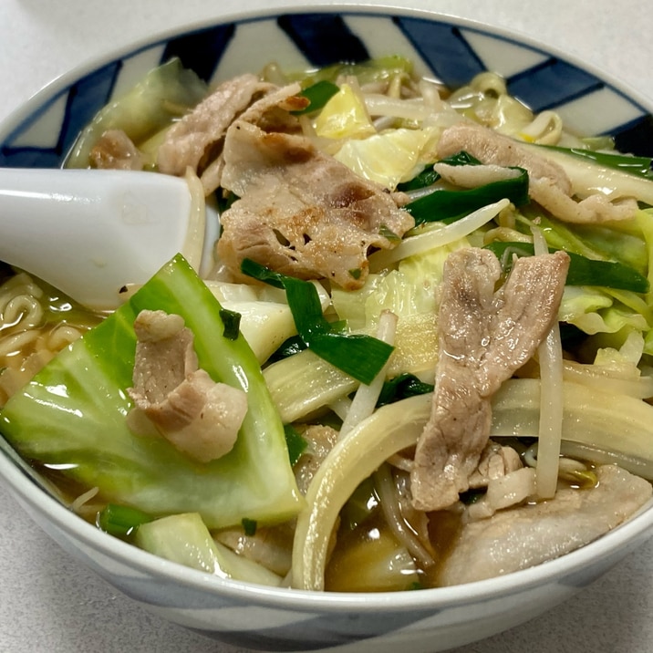 肉野菜炒め乗せ味噌ラーメン（インスタント使用）☆